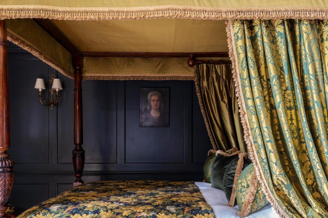 Batty Langley'S Hotel London Bagian luar foto The bedchamber of Queen Mary