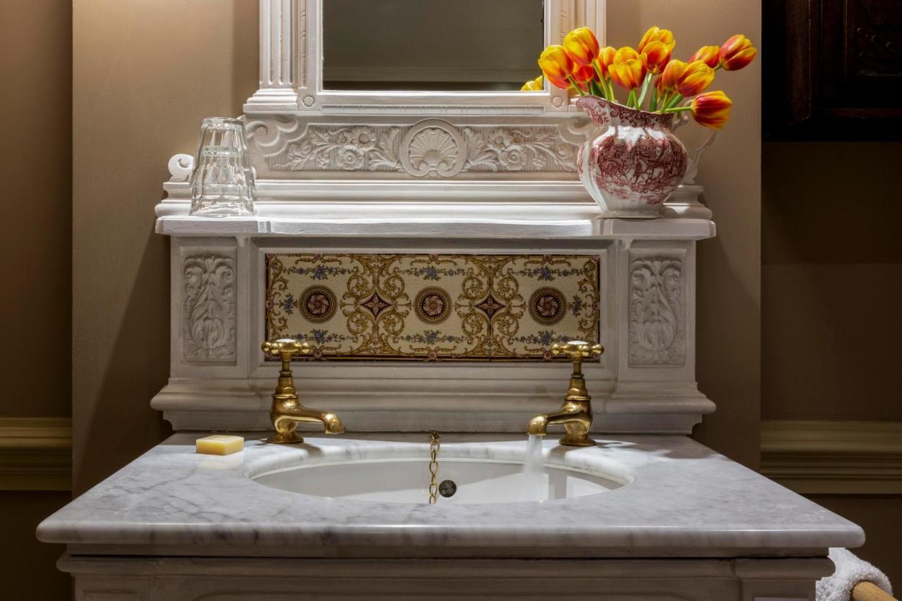 Batty Langley'S Hotel London Bagian luar foto A marble sink