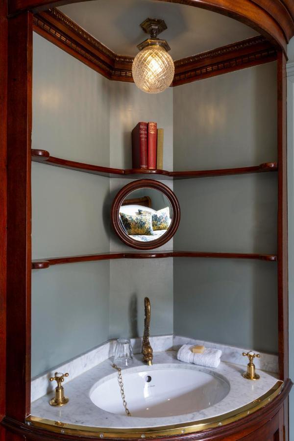 Batty Langley'S Hotel London Bagian luar foto A convex mirror