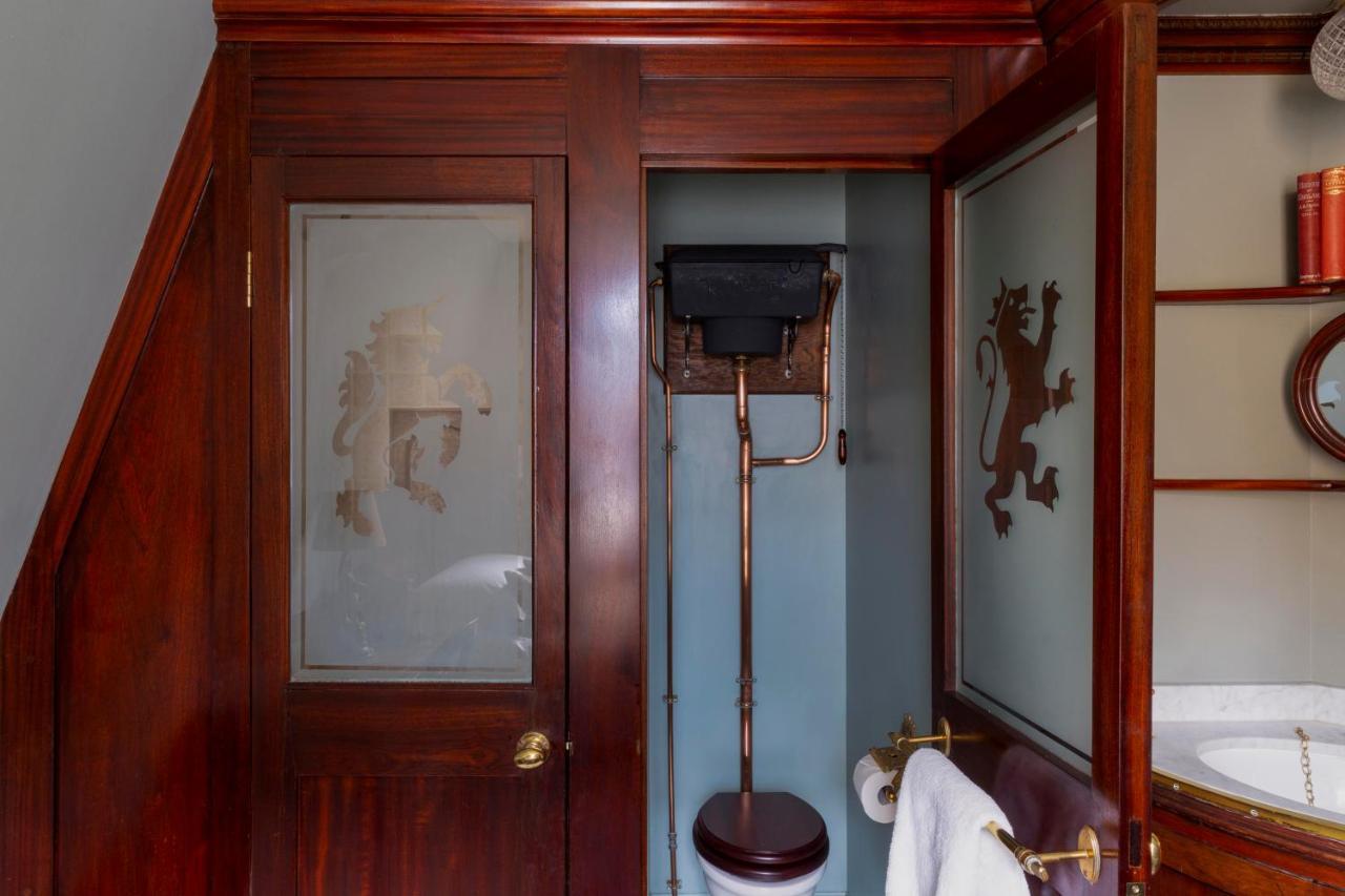 Batty Langley'S Hotel London Bagian luar foto A toilet in the bathroom of the 1907 house