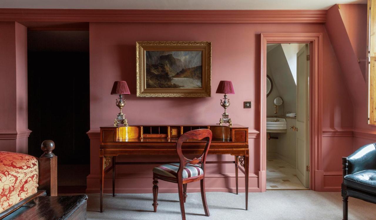 Batty Langley'S Hotel London Bagian luar foto A room painted in Farrow & Ball's Red Carmine