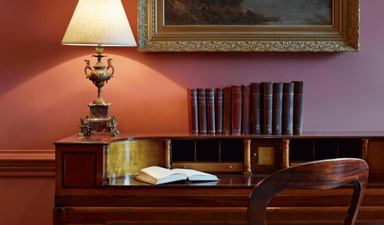 Batty Langley'S Hotel London Bagian luar foto A desk with a lamp