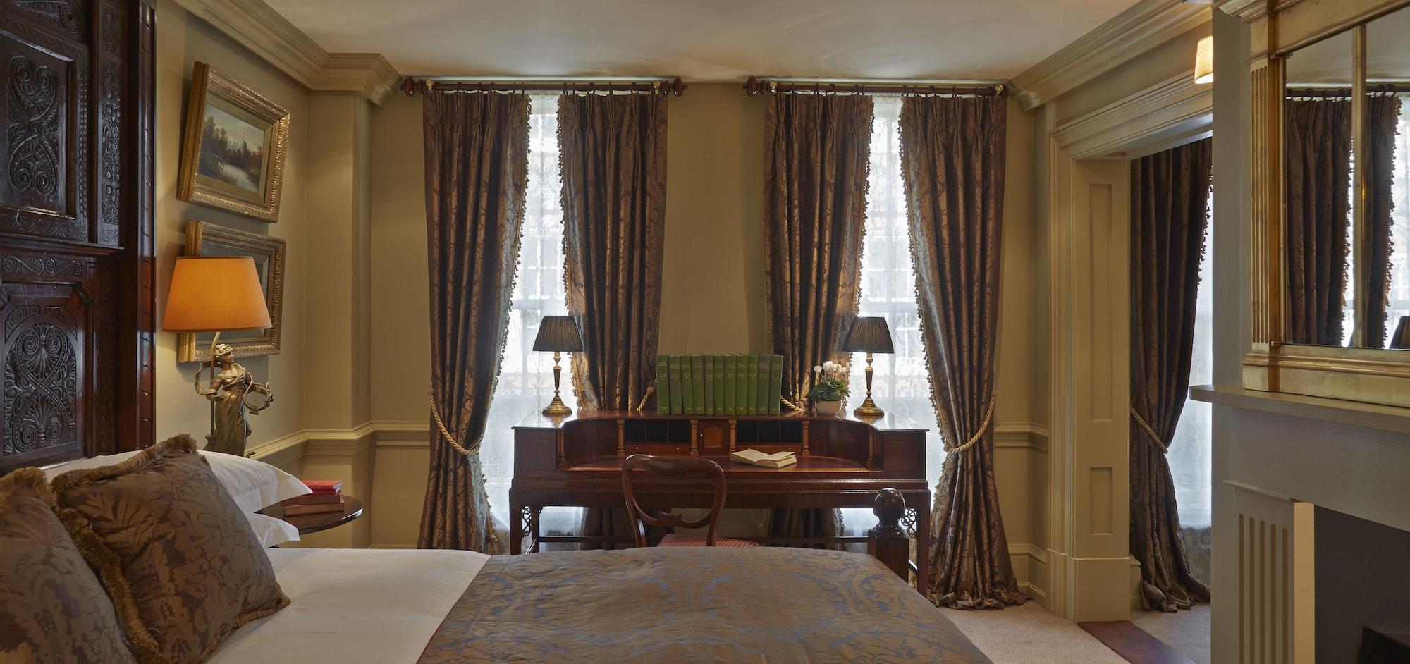Batty Langley'S Hotel London Bagian luar foto Curtains in a bedroom