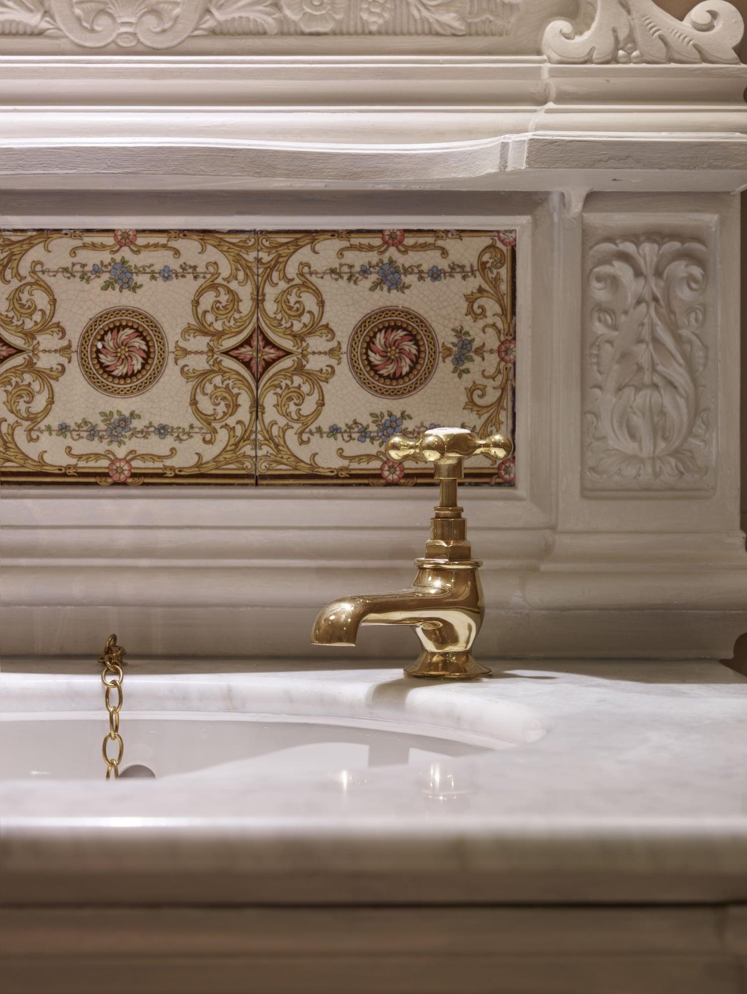 Batty Langley'S Hotel London Bagian luar foto A single-lever tap